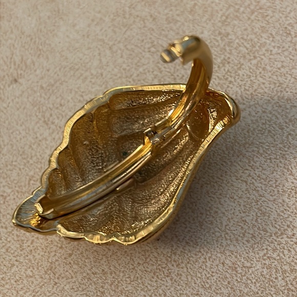 Vintage KJL For AVON Gold Tone Shell Scarf Clip - Picture 7 of 7